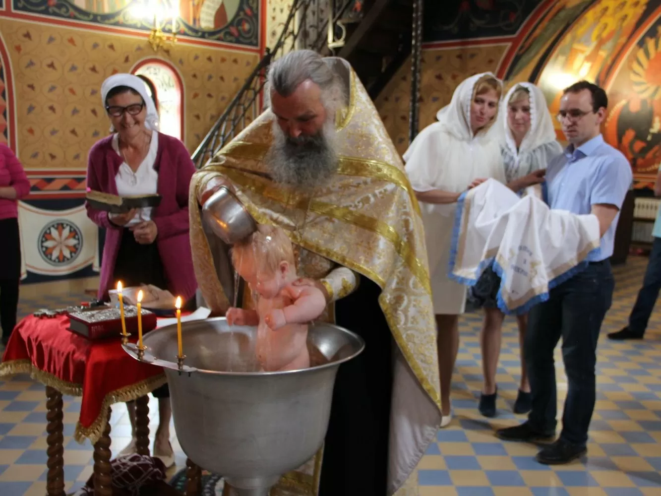 Крестины ребенка. Крестные родители. Правила крещения ребенка в  православной церкви.